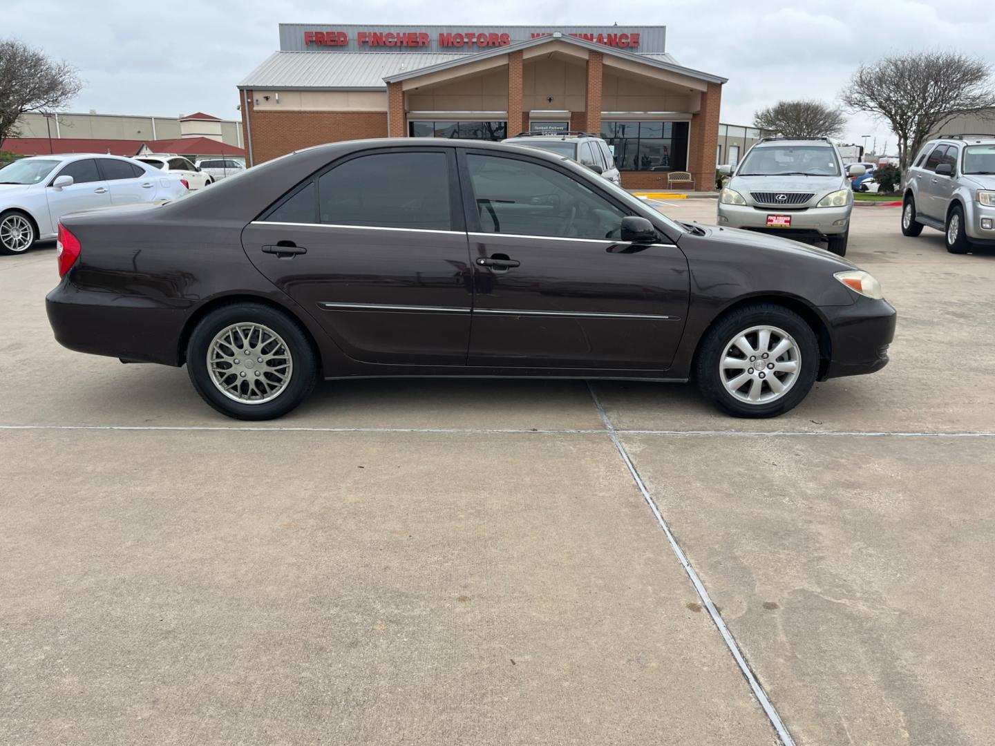 2002 BROWN /tan Toyota Camry LE V6 (JTDBF32K420) with an 3.0L V6 DOHC 24V engine, 4-Speed Automatic Overdrive transmission, located at 14700 Tomball Parkway 249, Houston, TX, 77086, (281) 444-2200, 29.928619, -95.504074 - Photo#7